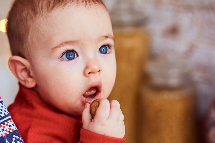 زمانی که کودک چیزها را به سمت دهان خود نبرد و به آن ها توجه نکند، باید نگران تاخیر در رشد او باشید.